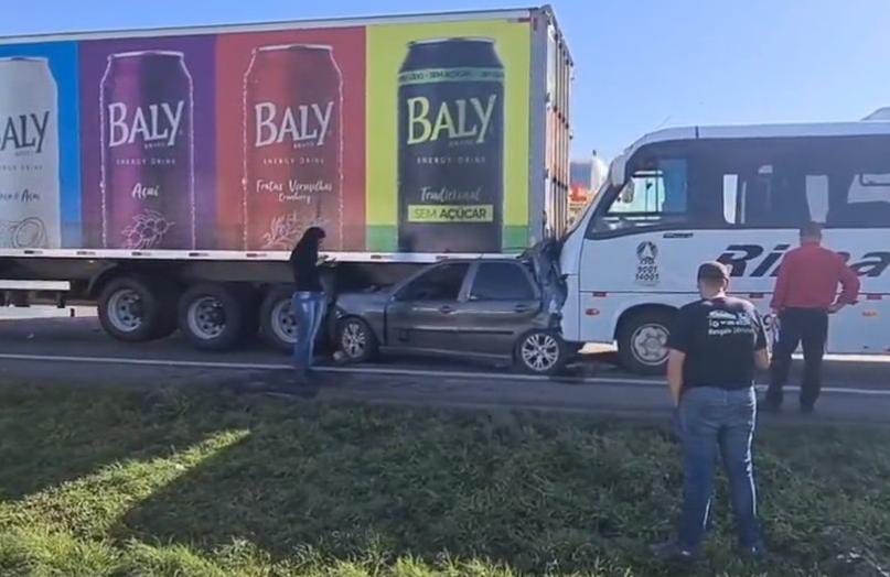  Carro é prensado em engavetamento no Contorno Leste