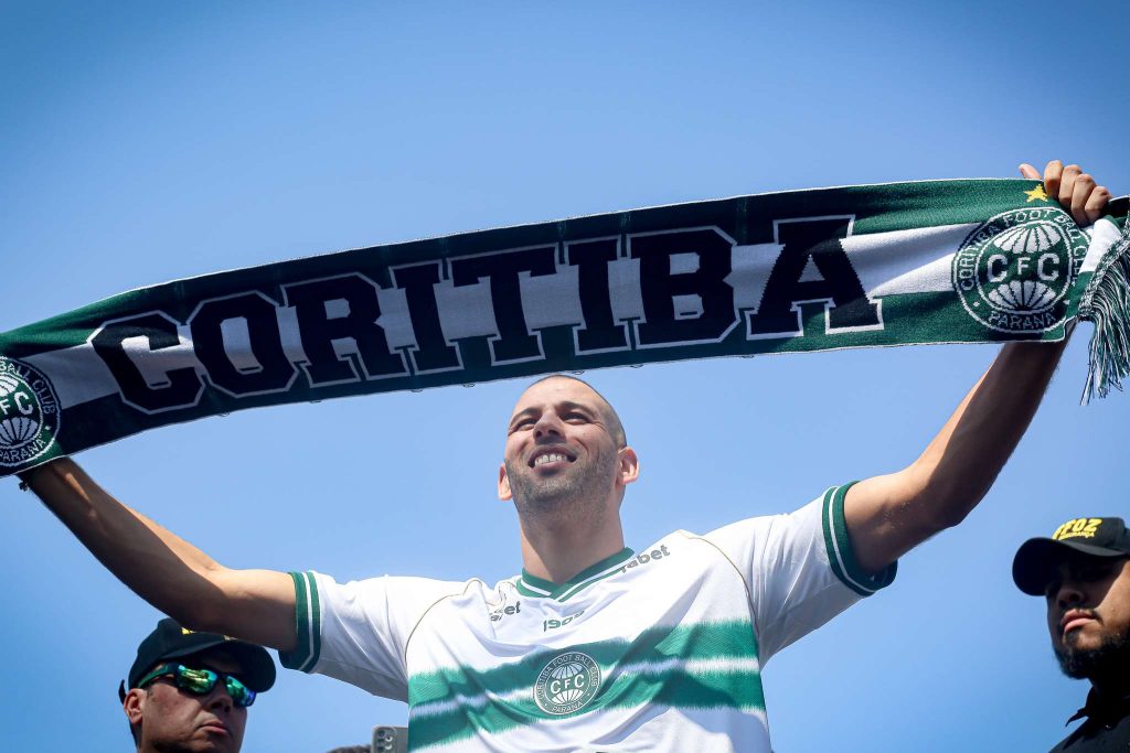 Slimani espera revolucionar passagem de africanos no futebol brasileiro