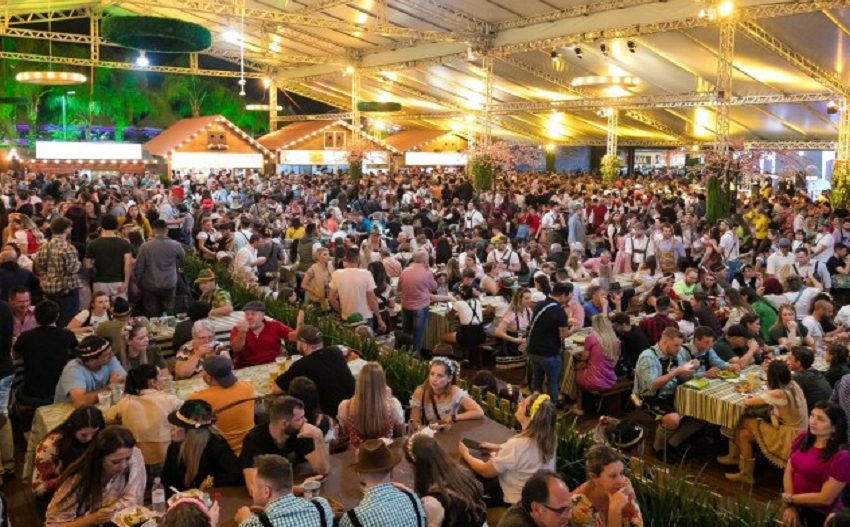  Curitiba terá reforço de voos para Blumenau, durante Oktoberfest