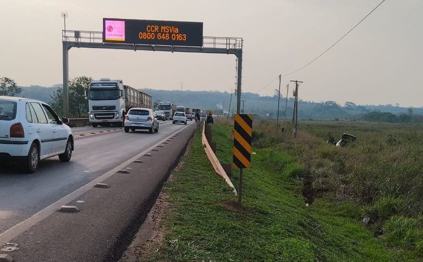  Motorista joga carro roubado em banhado, após fila por obras