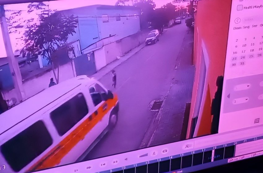  Criança de quatro anos morre atropelada por van escolar