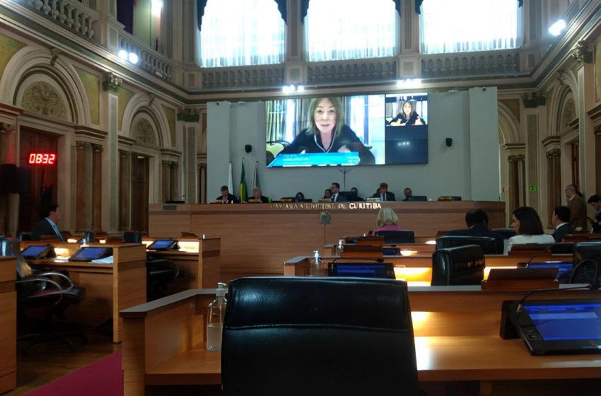  Sob protestos, vereadores começam votação dos planos de carreira