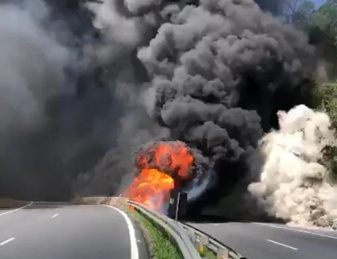  Vídeo: caminhão pega fogo após colisão entre três carretas