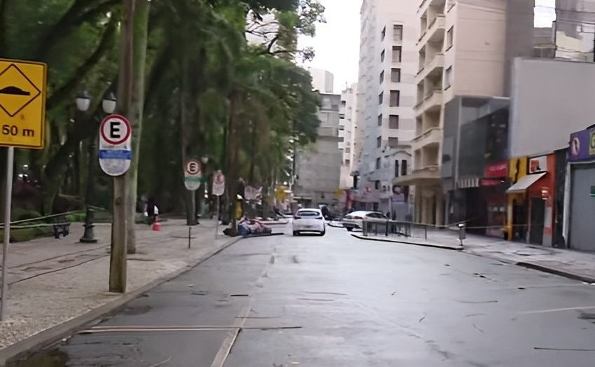  Placas que corriam risco de cair são consertadas no Centro