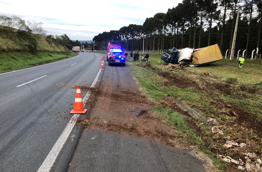  Homem fica ferido após caminhão capotar na BR-376