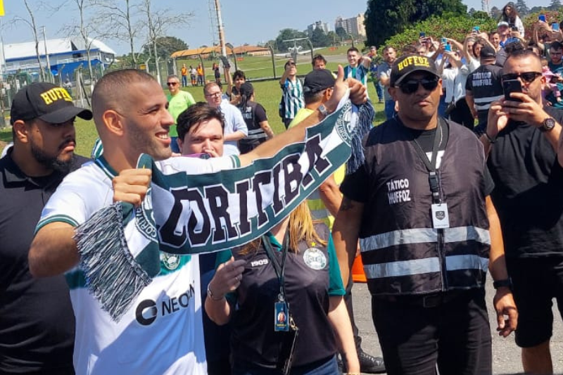  Slimani é ovacionado pela torcida em chegada a Curitiba