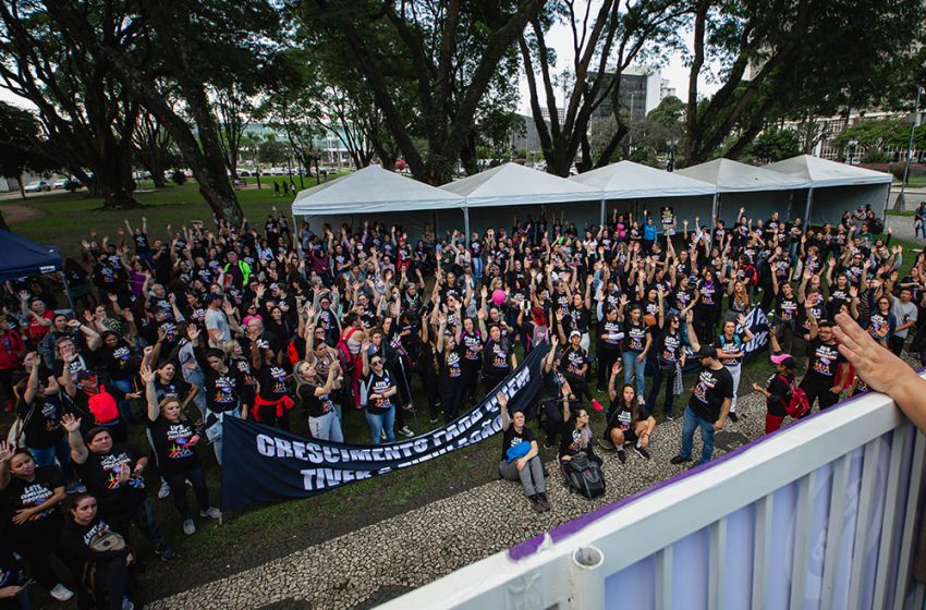  Professores alegam falta de diálogo e mantém greve em Curitiba