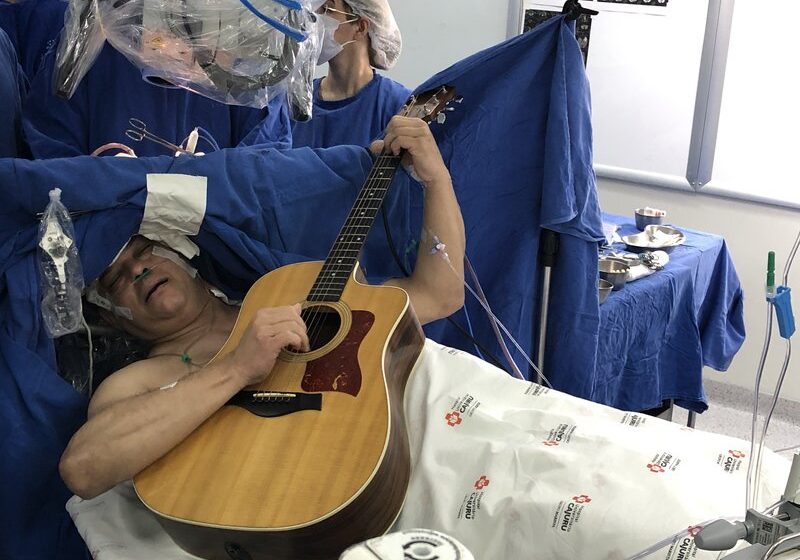  Paciente toca violão durante cirurgia; veja vídeo