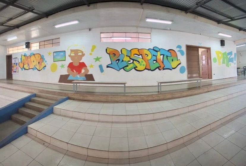  Projeto transforma muros de colégio em tela de pintura