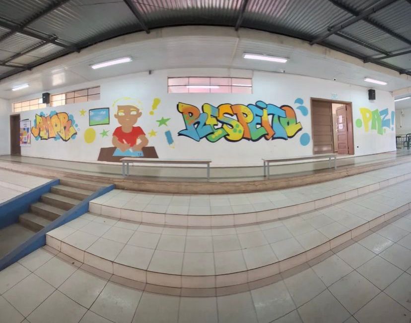 Projeto transforma muros de colégio em tela de pintura