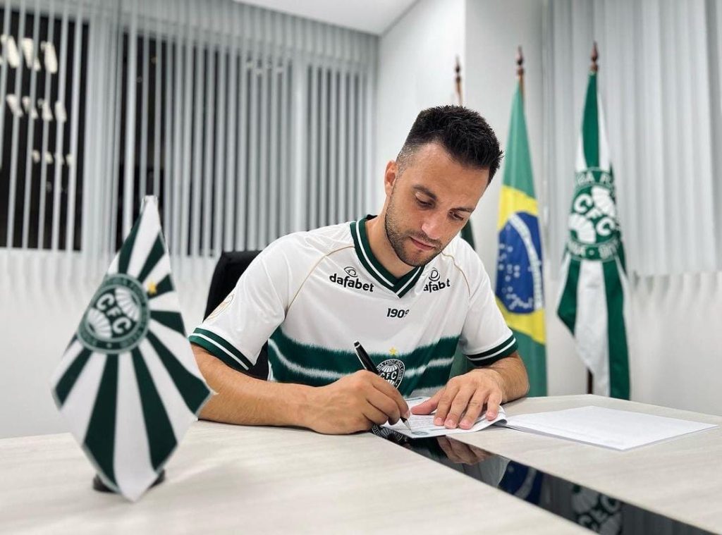 Andreas Samaris acerta com Coritiba até o final da temporada