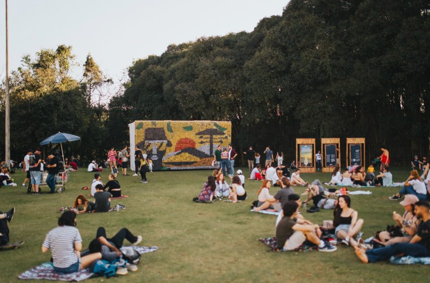  Artista transforma 6800 garrafas de cerveja em painel