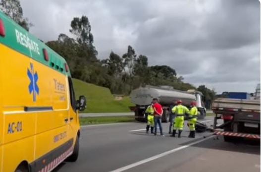  Motociclista morre após colisão com carreta no Contorno Leste