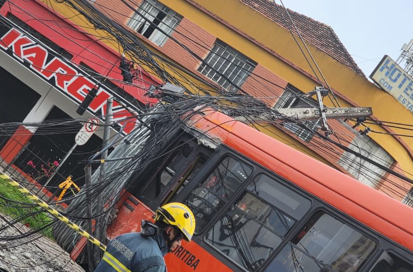  Avanço de sinal pode ter provocado acidente entre ônibus