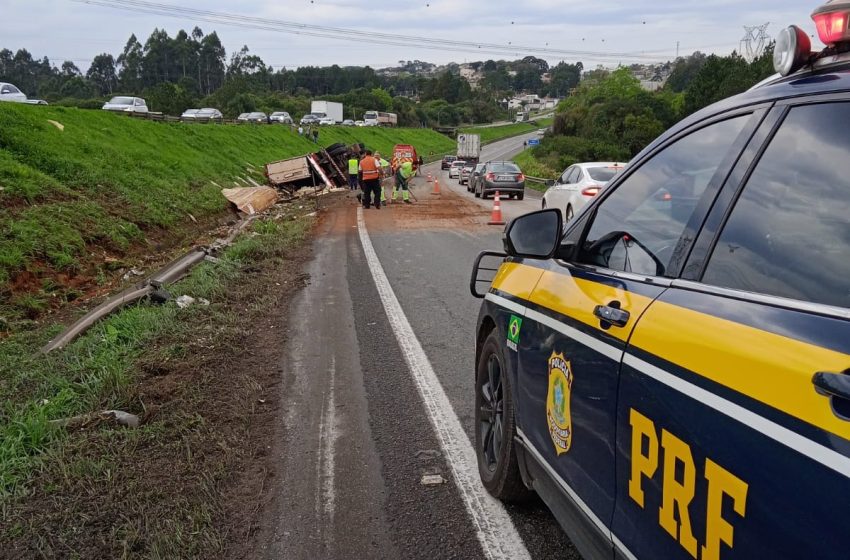  Carreta tomba e deixa trânsito lento na BR-277