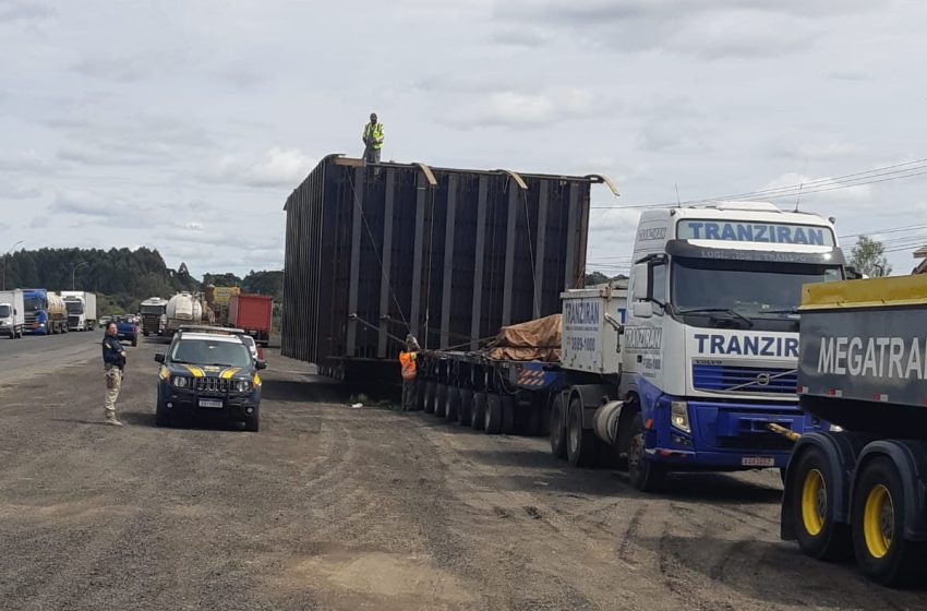  Transporte de carga especial deixa trânsito lento na BR-277