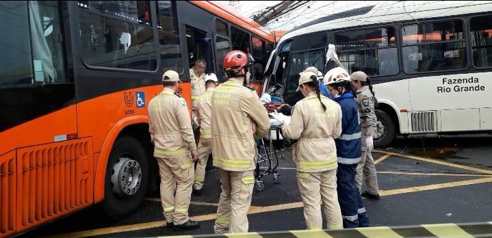  Acidente entre dois ônibus deixa 45 pessoas feridas no Centro