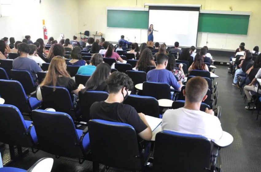  250 estudantes de Assaí participam do Cursinho Pré-vestibular da UEL