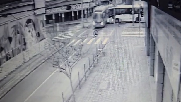 Vídeo: imagens de câmeras de segurança mostram acidente entre ônibus