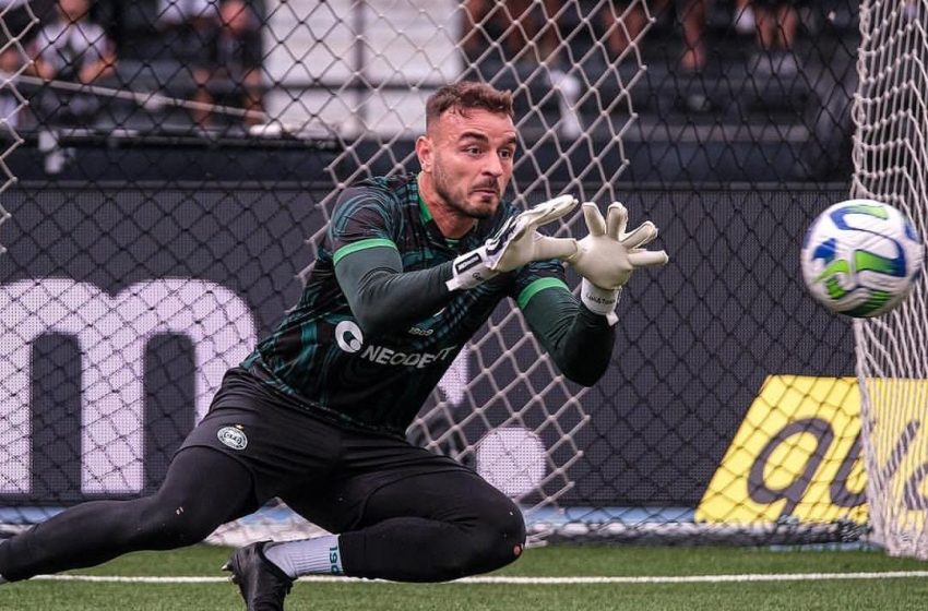  Com novo preparador de goleiros, Coritiba vive indecisão no gol