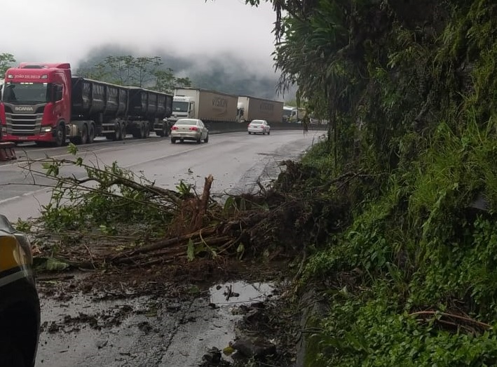  BR-277 tem novo deslizamento de terra sentido litoral