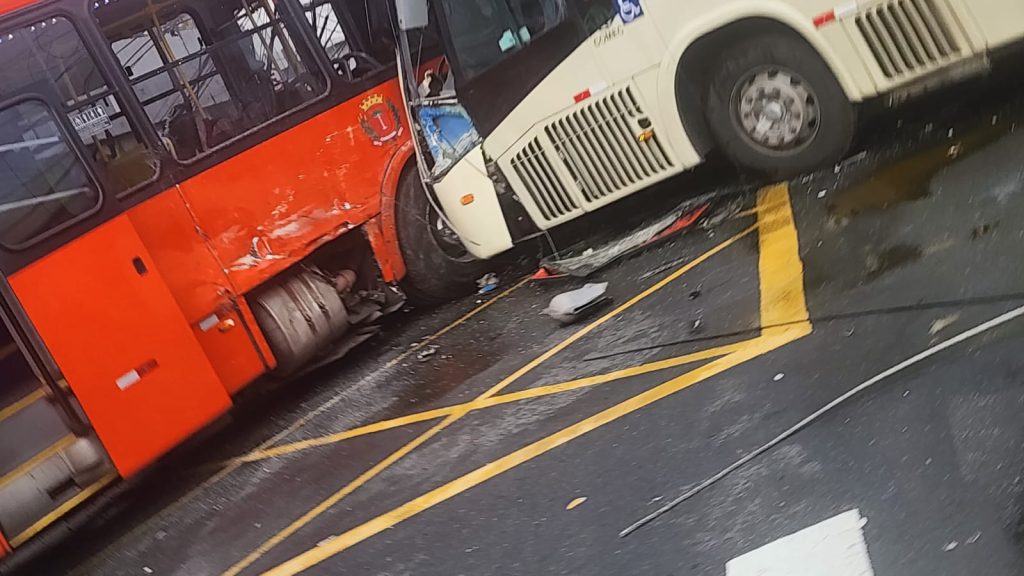 Cinco vítimas do acidente entre ônibus seguem internadas
