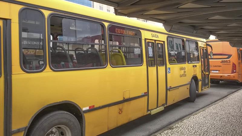  Mulher e adolescente são esfaqueados em ônibus de Curitiba