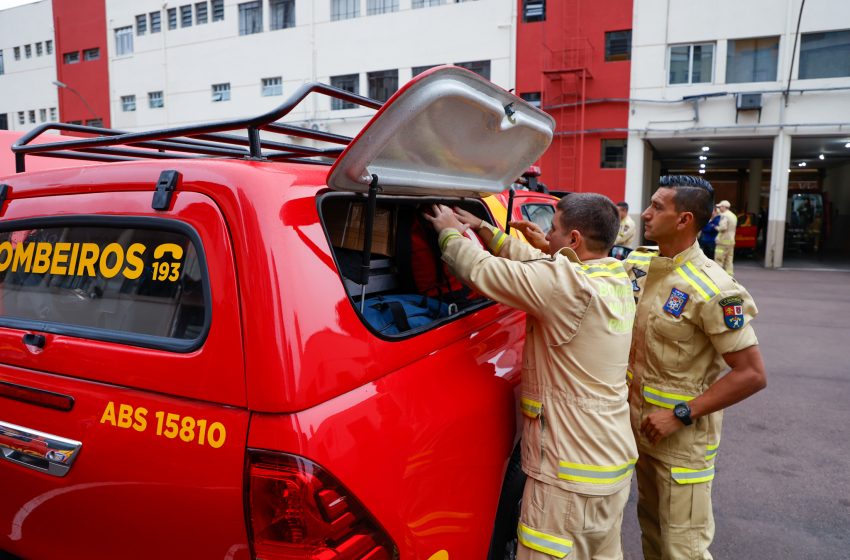  Paraná envia novo grupo de bombeiros ao RS