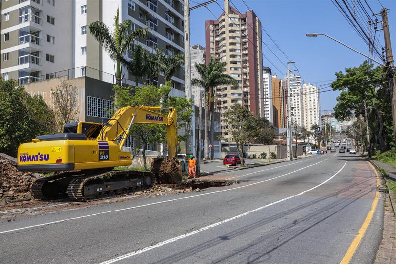  Obras interditam totalmente a ‘rápida do Cabral’, em Curitiba