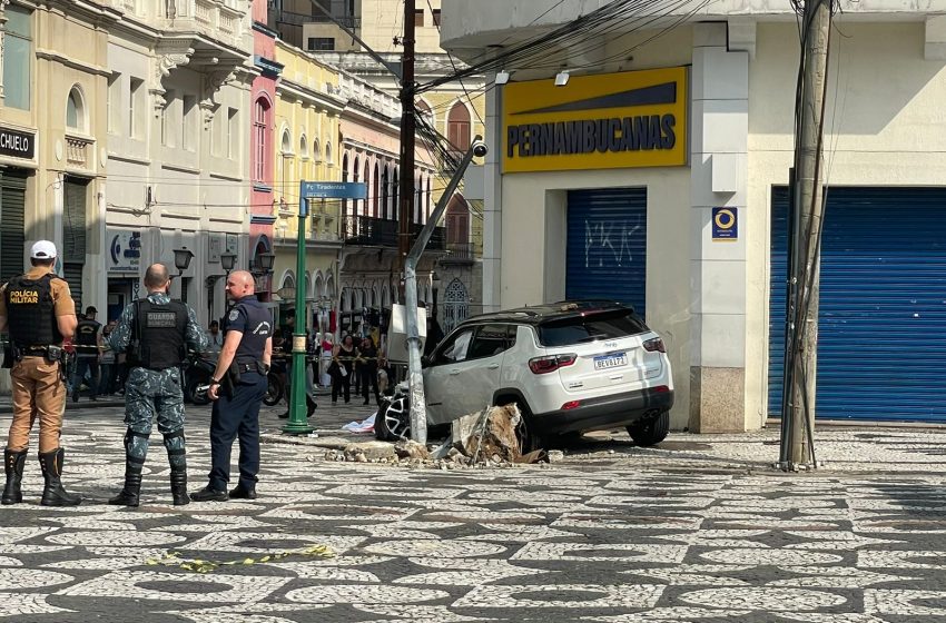  Motorista que invadiu calçada no Centro é presa