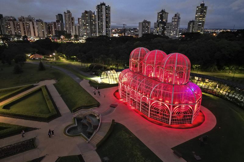  Campanha contra poliomielite ilumina monumentos de Curitiba em vermelho