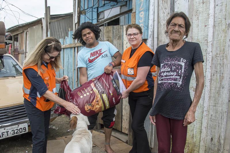  Tutores de cães no Caximba recebem doações de ração