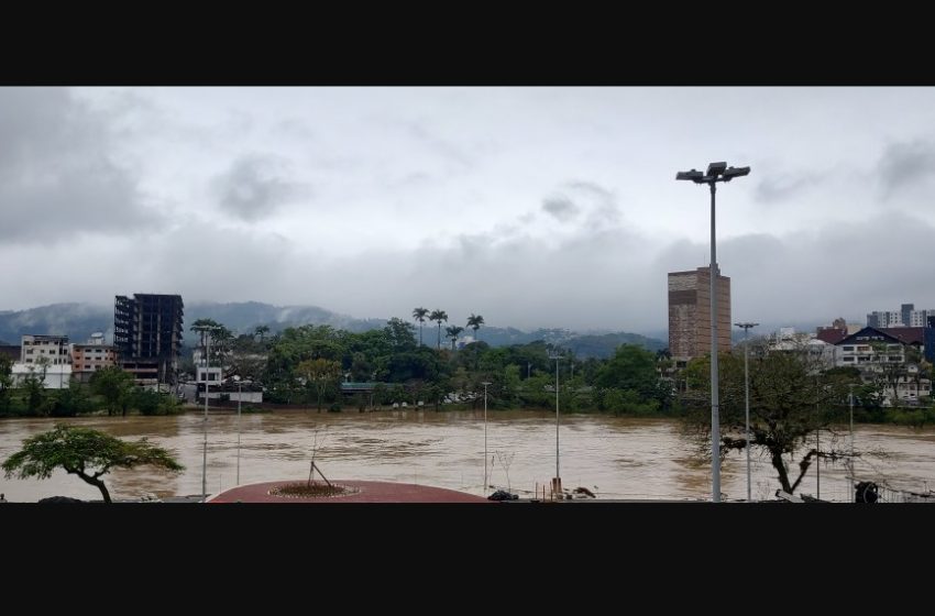  Oktoberfest é suspensa após tempestades, em Blumenau