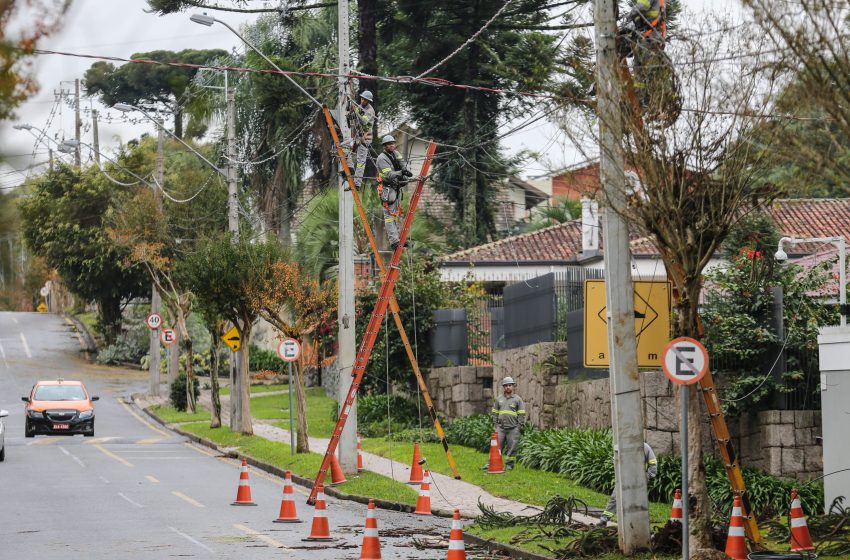  Paraná: após chuvas fortes, oito mil casas permanecem sem luz