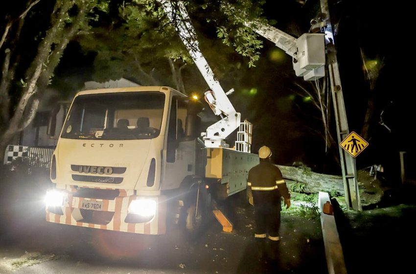 55 mil imóveis estão sem luz após temporais no Paraná