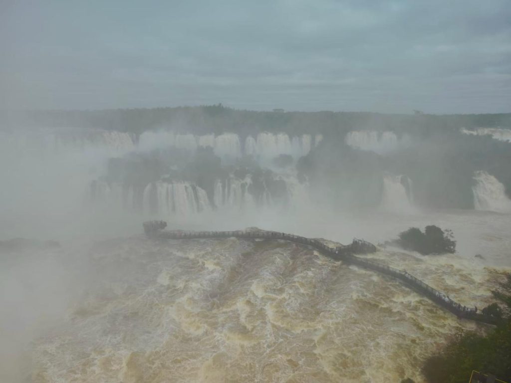 Passarela das Cataratas do Iguaçu é fechada devido a chuva