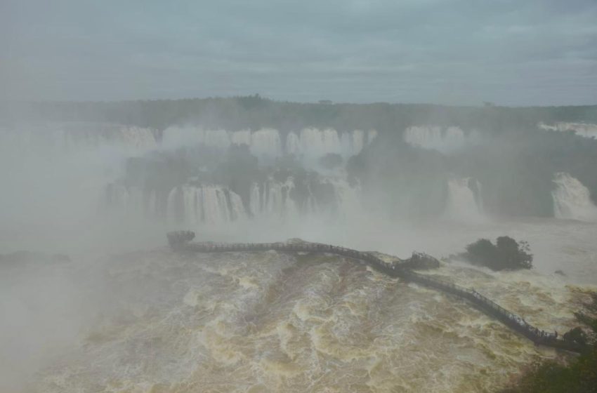  Passarela das Cataratas do Iguaçu é fechada devido a chuva