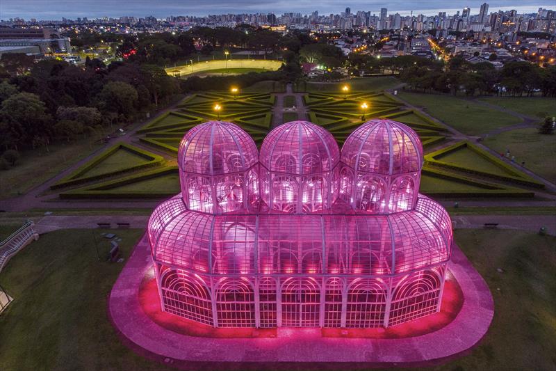  Campanha Outubro Rosa ilumina principais pontos turísticos de Curitiba