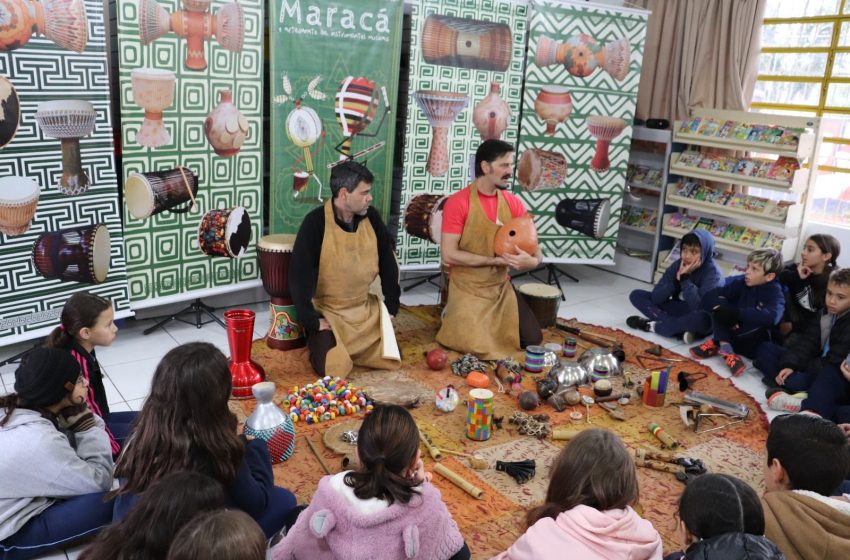  Crianças constroem instrumentos musicais com materiais recicláveis