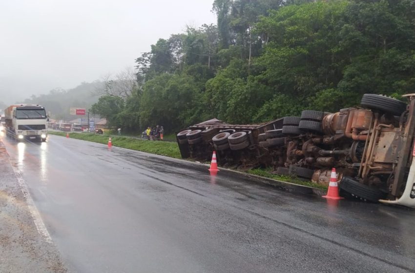  Acidente entre cinco caminhões bloqueia a BR-277 sentido litoral