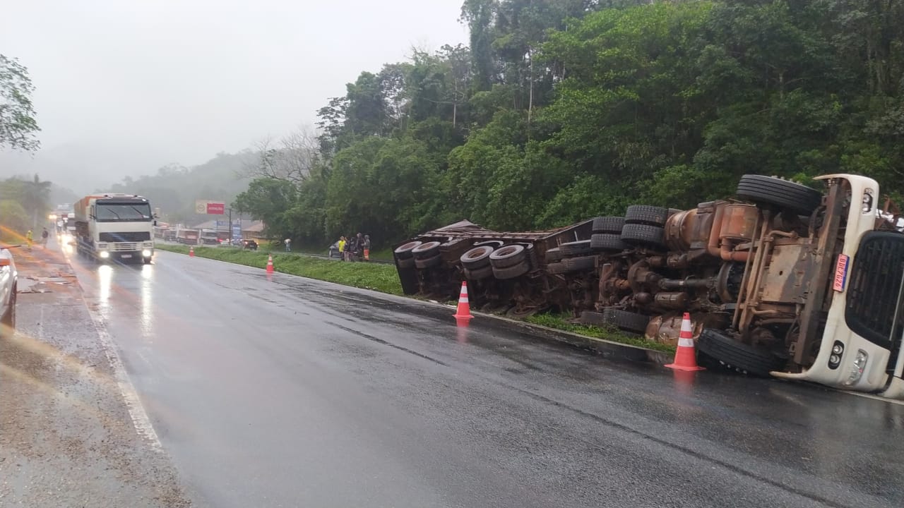 Engavetamento bloqueia BR-277 sentido Litoral por mais de 2 horas