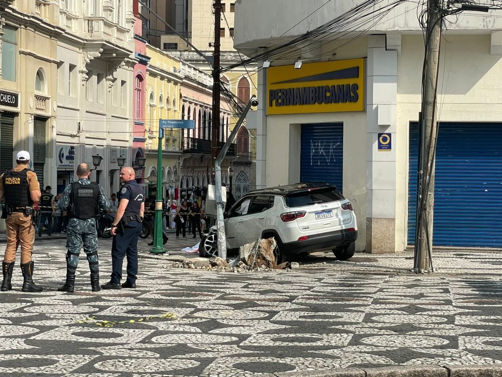 Carro invade calçada e deixa feridos no centro de Curitiba