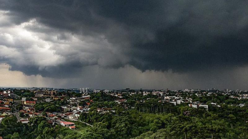  Curitiba registra quedas de árvores e alagamento neste domingo