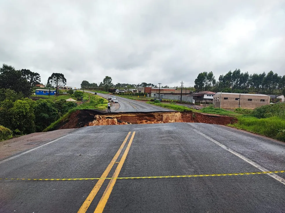 Cratera se abre na BR-277, em Curitiba, e interdita parte da pista