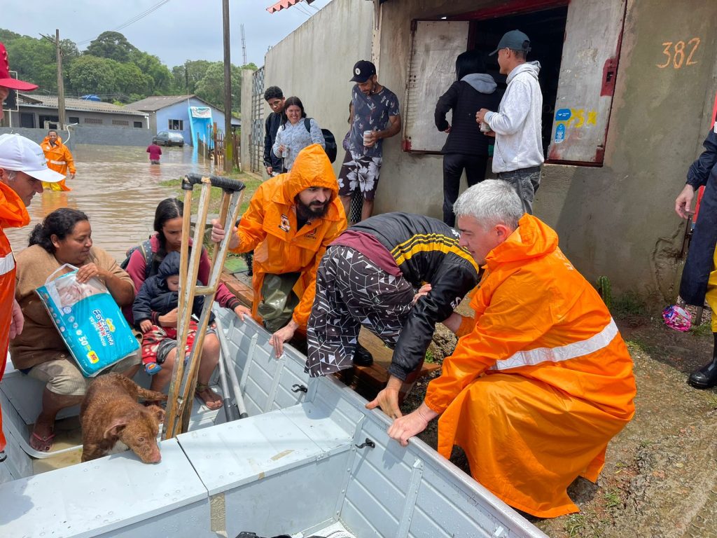 Famílias são resgatadas de barco após alagamentos em Curitiba