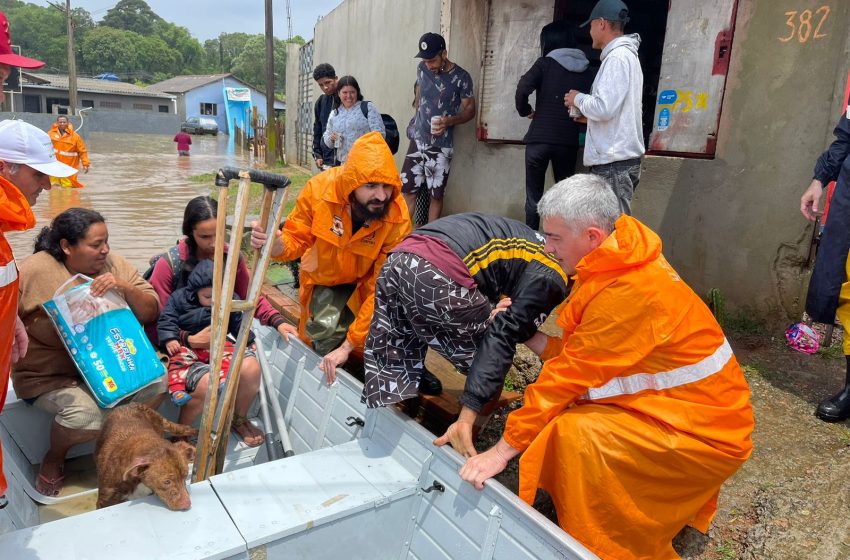  Famílias são resgatadas de barco após alagamentos em Curitiba