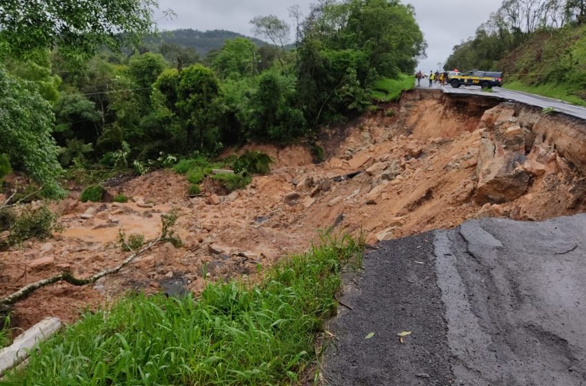  Rodovias permanecem interditadas no Paraná; VEJA