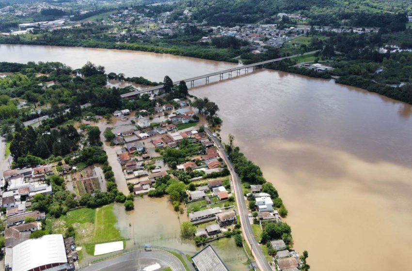  Fortes chuvas tiram 8 mil pessoas de casa no Paraná