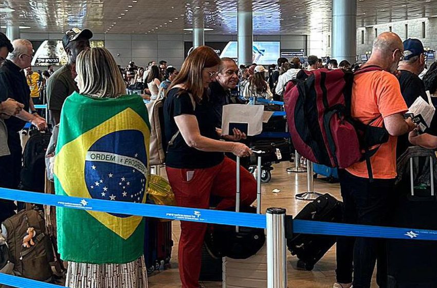  Chega a Brasília primeiro avião trazendo brasileiros de Israel