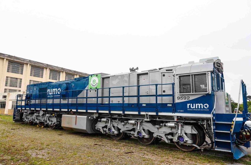  Primeira locomotiva híbrida será testada por 6 meses no Paraná